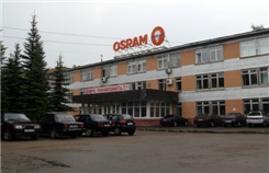 Вот только теперь он не ОАО Свет, а завод OSRAM.
Прямо над козырьком за надписью Добро пожаловать, за окном с решеткой (в серверной) - мы проводили много времени, настраивая бухгалтерские документы...