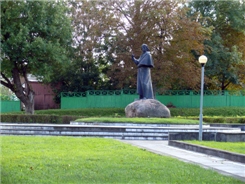 Памятник Адаму Мицкевичу. Википедия: Мицкевич Адам - поэт, политический публицист, деятель национально-освободительного движения; считается одним из трех величайших польских поэтов эпохи Романтизма (наряду с Юлиушем Словацким и Зигмунтом Красинским). Оказал большое влияние на становление польской и белорусской литературы в XIX. В Белоруссии считается также белорусским поэтом.