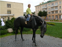 Памятник Steed перед Дворцом бракосочетания