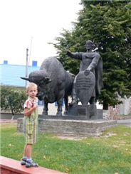 А это уже в городе Каменец. У памятника основателю Каменецкой крепости волынскому князю Владимиру Васильковичу.
Достопримечательности города Каменец - http://globus.tut.by/kamenec/