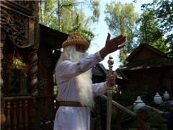 А вот и Дед Мороз в летнем наряде! :-) Пришлось как всегда покричать, прежде чем дедушка вышел к народу :-)