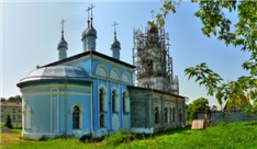 Знаменская церковь. Кирпичный пятиглавый храм в духе традиционного зодчества, сооруженный в 1749