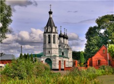 Замечательный памятник московского зодчества XVII в. с богатым декоративным убранством. Кирпичная пятиглавая церковь c одноглавым северным приделом Космы и Дамиана выстроена в 1671-1678. Шатровая колокольня 2-й пол. XIX в. Закрыта в 1937. Открыта в 1988, отреставрирована